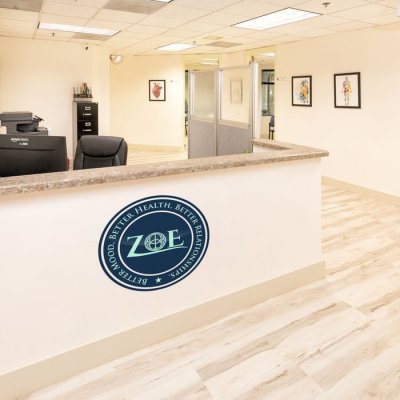 Zoe-051 w logo-web